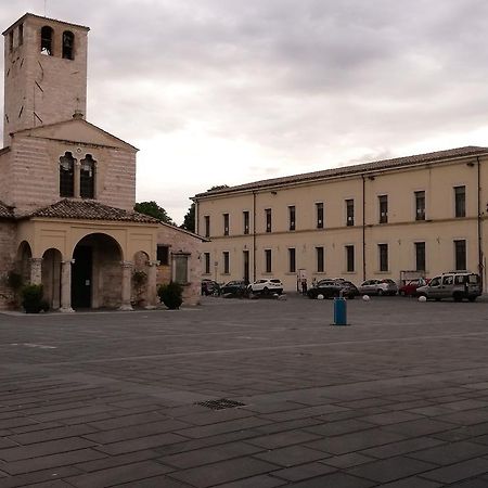 Residenza Mazzini Foligno Bagian luar foto