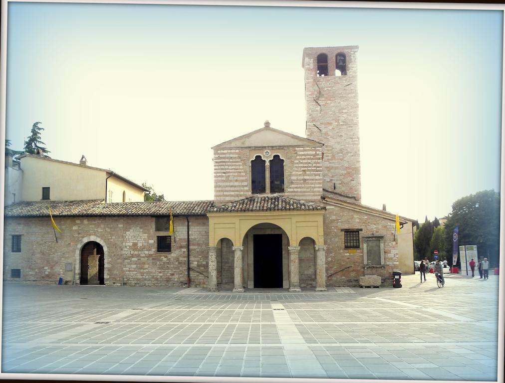 Residenza Mazzini Foligno Bagian luar foto