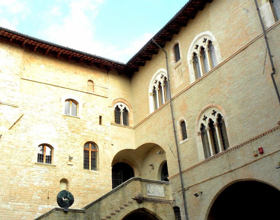 Residenza Mazzini Foligno Bagian luar foto