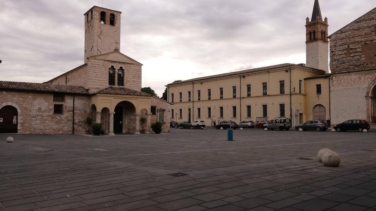 Residenza Mazzini Foligno Bagian luar foto